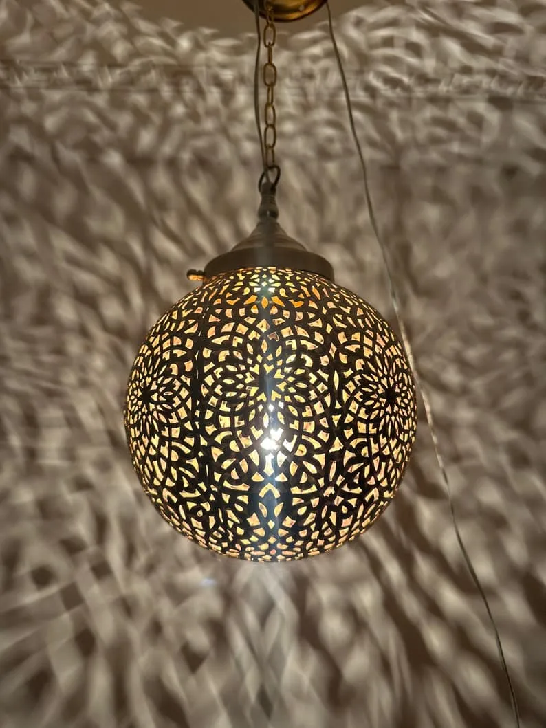 Boule lumineuse en cuivre ciselé